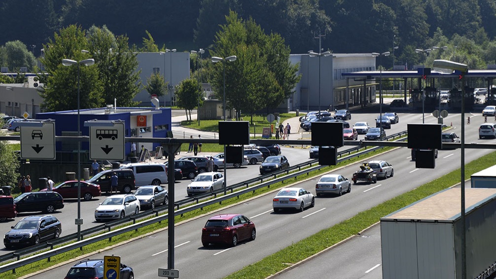 Na cestah v smeri Hrvaške in na mejnih prehodih močno povečan promet