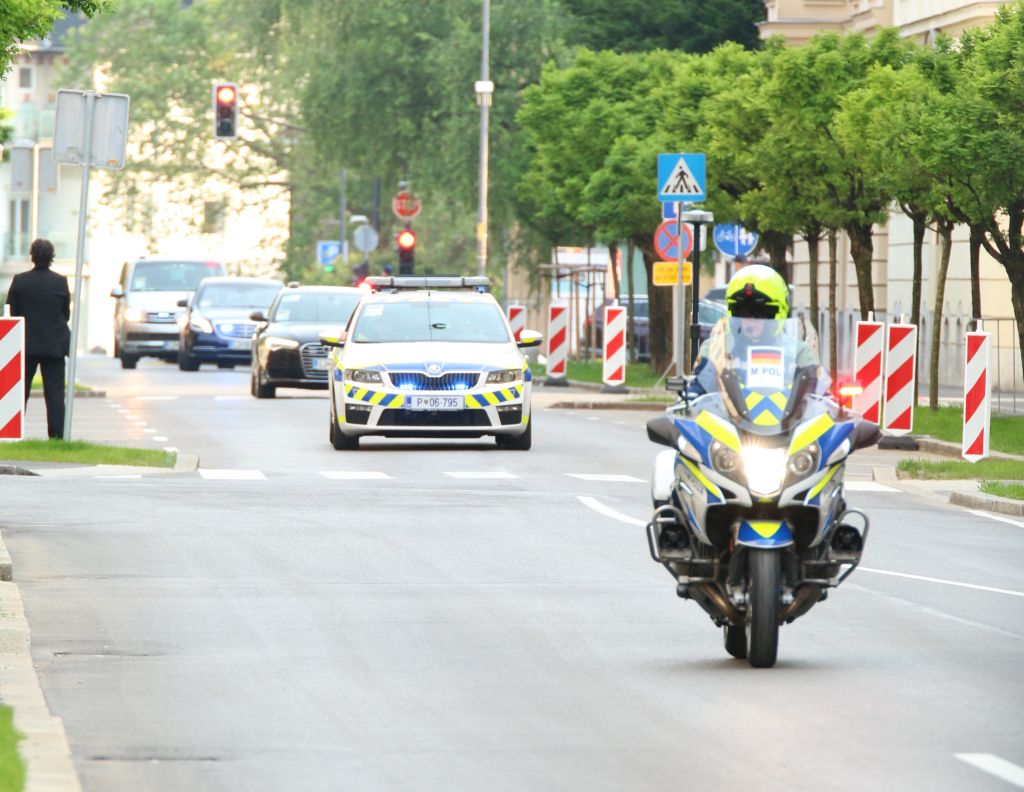Danes in jutri po Sloveniji varovane kolone vozil in zapore prometa