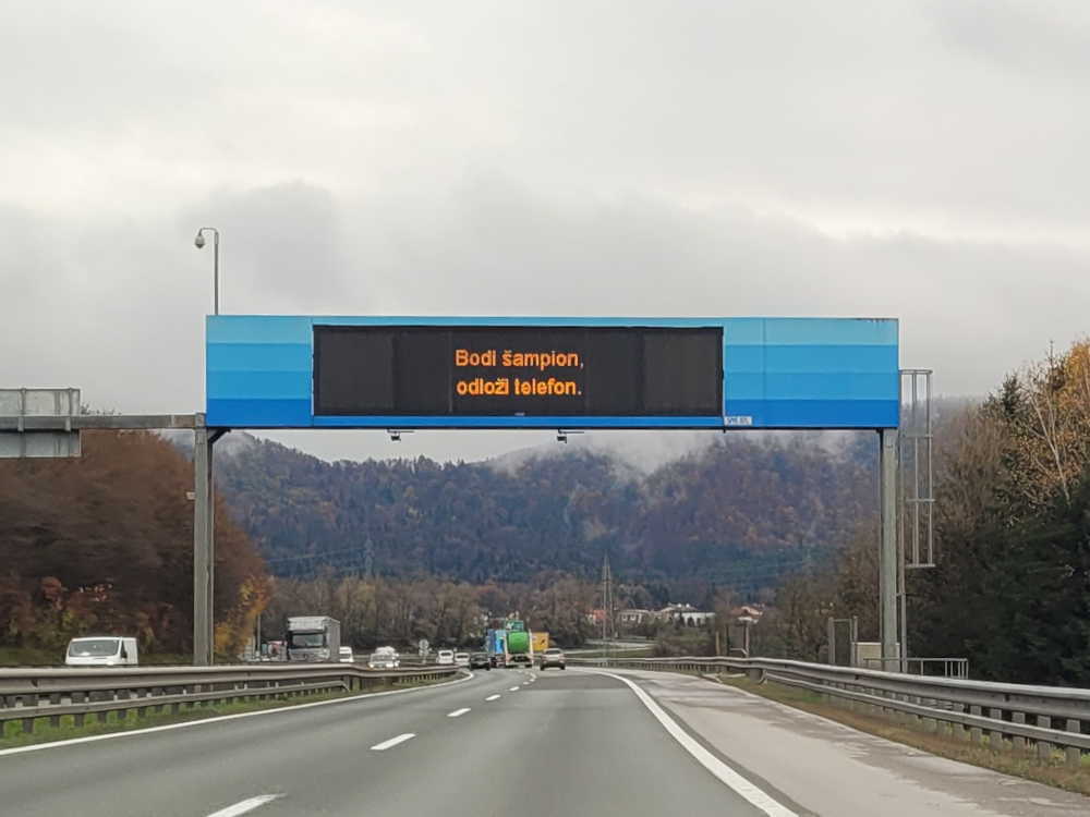FOTO: Ste tudi vi opazili zanimive napise na naših avtocestah?