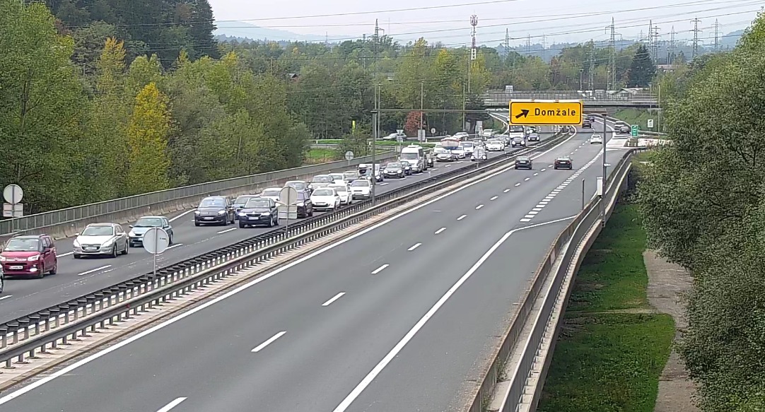 FOTO: Delo na cestah povzroča težave, do zastojev prihaja tudi na štajerski avtocesti