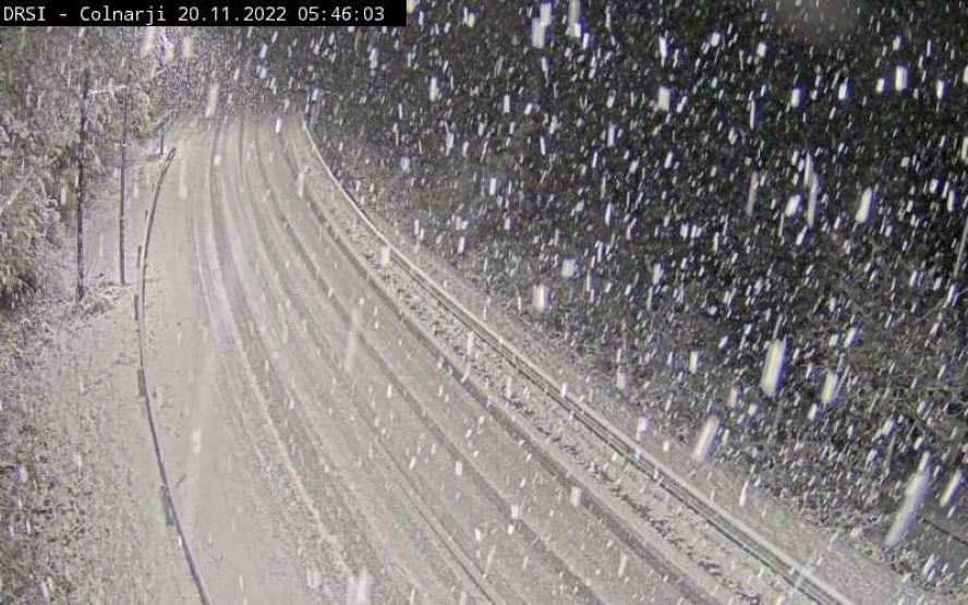 FOTO: Slovenijo zajel sneg, previdno na cestah
