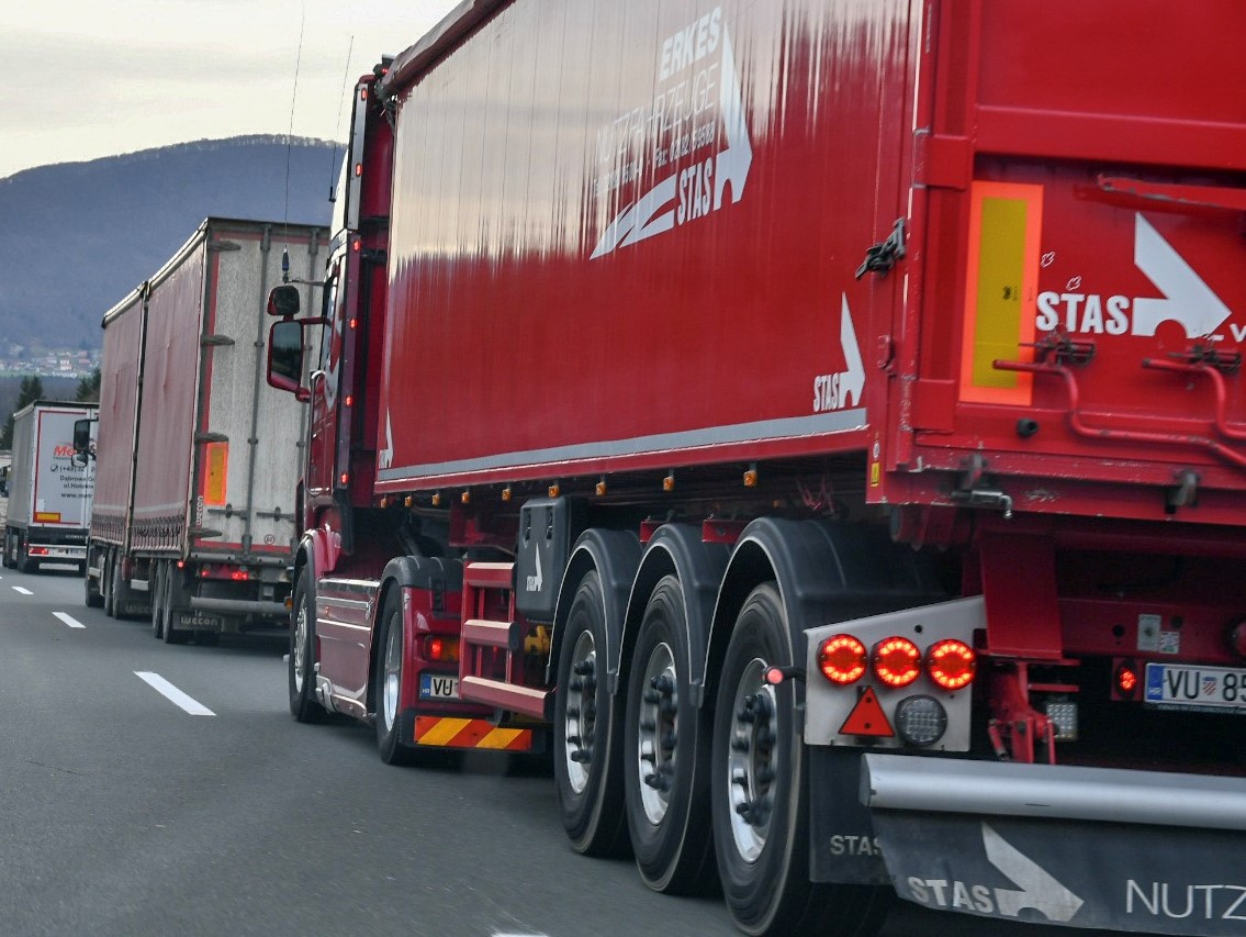 Štajerska avtocesta zaprta za promet, v predoru bo zagorel tovornjak