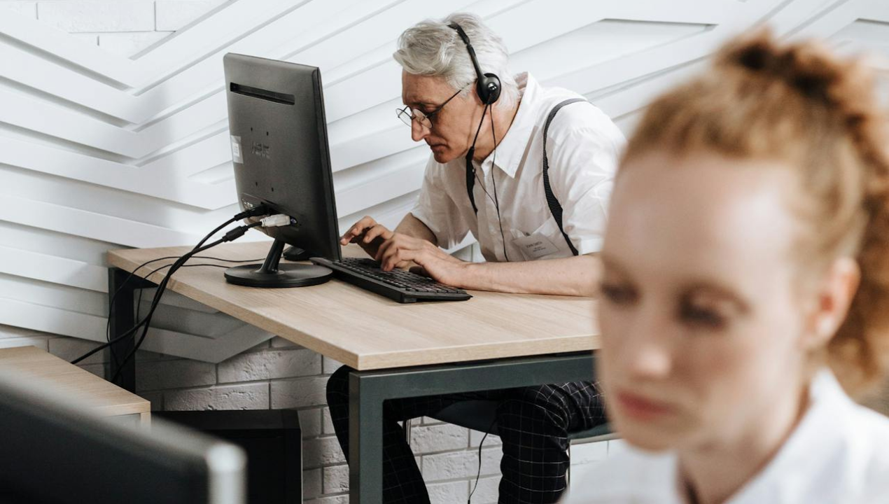 Med izkušnjami in stereotipi: S katerimi izzivi se danes srečujejo starejši, ki ponovno iščejo delo?